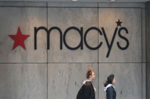 Arrestan a dos migrantes venezolanos por robar en tienda Macy's de Chicago