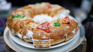 Así es el 'Rosconut', el polémico roscón de Reyes de Dabiz Muñoz que fusiona estos dos dulces con chocolate rosa