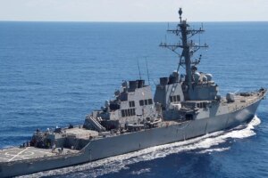 Atacados en el Mar Rojo un buque de guerra de EEUU y varios barcos comerciales