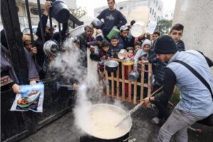 Atenazados por el hambre, los habitantes de Gaza esperan para recibir magras raciones - AlbertoNews