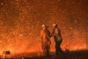 Australia lucha contra un monstruoso incendio forestal que ocupa dos veces la superficie de Madrid
