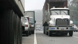 Autoridades policiales y militares regularán la velocidad del transporte de carga pesada en todo el país