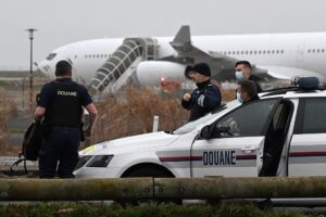 Avión retenido en Francia por sospechas de tráfico de personas aterrizó en India - AlbertoNews