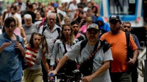 BM advierte que pagos de la deuda privan de dinero para atender la pobreza en Latinoamérica