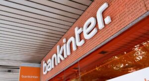 Bankinter cree que seguirá el rally de las bolsas en 2024 e incluye inmobiliarias y ciberseguridad