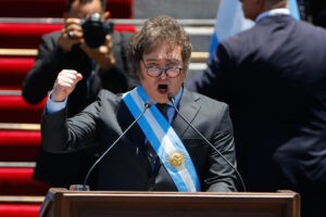 Barrios de Buenos Aires reciben con un "cacerolazo" el plan de choque económico de Milei - AlbertoNews