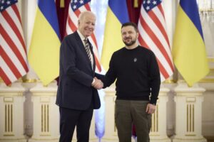 Biden anuncia ante Zelenski más ayuda a Ucrania para no dar "un regalo de Navidad" a Putin