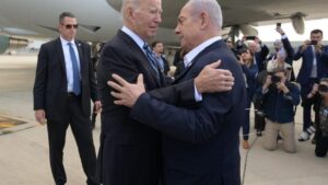 Biden avisa a Netanyahu de que está perdiendo apoyos para la ofensiva en Gaza y le insta a "cambiar"