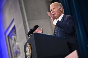 Biden presiona a los republicanos para que aprueben la ayuda de 61.000 millones de dlares para Ucrania: "No podemos dejar que Putin gane"