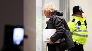 Boris Johnson expresa su pesar por "el dolor" de las víctimas del covid-19