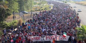 Caravana de migrantes avanza por México en víspera de visita de delegación de EEUU