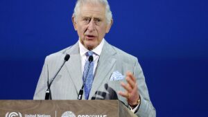 Carlos III aparece en la COP28 con una corbata con banderas griegas tras la crisis diplomática con Grecia