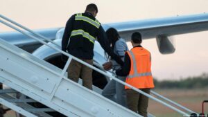 Casi dos mil venezolanos fueron repatriados en 2023 en 15 vuelos, la mayoría desde EEUU