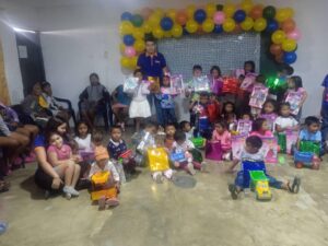 Comerciantes entregaron juguetes a 50 niños en la parroquia Guajira
