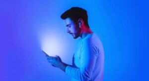 Cómo activar el filtro de luz azul en tu smartphone Android o iPhone para proteger tu vista de las pantallas