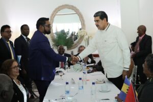 Con un estrechón de manos entre Maduro e Irfaan Ali culminó el primer encuentro para el diálogo por el Esequibo