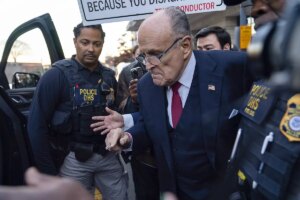 Condenan a Rudolph Giuliani a pagar 148 millones de dlares por difamar a dos trabajadoras electorales