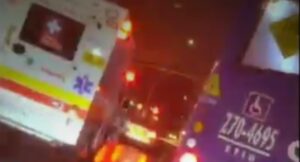 Conductor se colgó a espejo de ambulancia en Bogotá porque le chocaron el carro