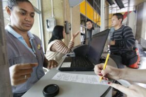 Critican al CNE por falta de más operativos para inscripción de nuevos votantes