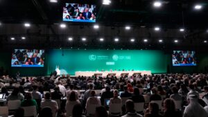 Delegados en la COP28 acuerdan "transición para alejarse" de los combustibles fósiles