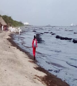 Derrame petrolero alcanzó la mayor parte de la costa de Carabobo