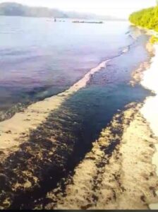 Derrame petrolero en Puerto Cabello llegó hasta Isla Larga