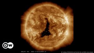 Detectan un agujero en el Sol más grande que 60 Tierras – DW – 08/12/2023