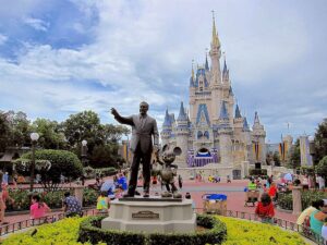 Disney entabla nueva demanda contra la junta de distrito nombrada por DeSantis - AlbertoNews
