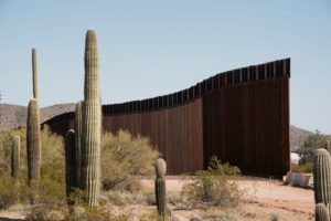 EEUU cerrará paso fronterizo por Arizona por flujo de migrantes