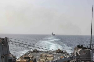 EEUU hunde tres barcas de los hutes en respuesta a un ataque contra un barco en el Mar Rojo
