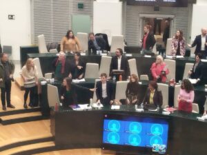 Ediles de PSOE y Más Madrid se van del Pleno por palabras de Ortega Smith, que tira una botella en el escaño de Rubiño