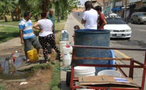 El 92 % de los venezolanos tiene que "carretear" agua por fallas en el suministro