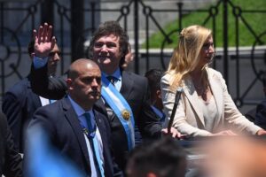 El Gobierno de Milei presentará el martes sus primeras medidas para afrontar la crisis económica de Argentina