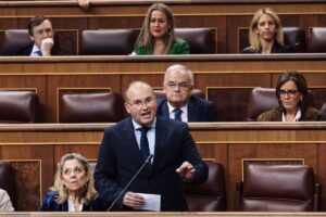 El PP cuestiona que Díaz pueda dirigir Trabajo tras "romper" Sumar y la vicepresidenta presume de Gobierno estable
