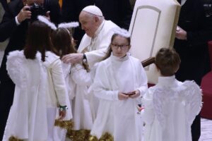 El Papa recuerda Belén en Nochebuena, donde Jesús "sigue siendo rechazado por la lógica perdedora de la guerra"