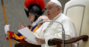 El Vaticano autorizó la bendición de parejas del mismo sexo, sin considerarlas matrimonio