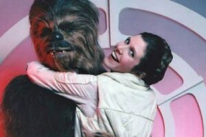 El actor de Chewbacca casi acabó en llamas en el rodaje de Star Wars si no fuese gracias a la ayuda de Carrie Fisher