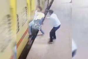 El aterrador momento en el que una madre en India cae a las vía mientras intentaba subir junto a sus hijos a un tren en movimiento (+Video)