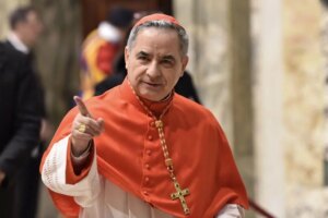El cardenal italiano Angelo Becciu, condenado a cinco aos y medio de crcel por un escndalo inmobiliario