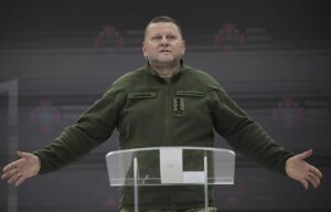 El comandante Zaluzhni admite la retirada de las tropas ucranianas a las afueras de Mrinka