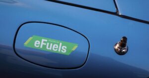 El e-fuel para abastecer a los vehículos clásicos