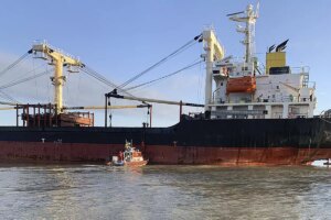 El ejrcito ucraniano informa de que un buque civil con bandera de Panam choca contra una mina en el Mar Negro