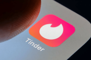 El "emoji" más utilizado en Tinder durante 2023 revolucionó para siempre el flirteo digital