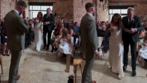 El emotivo momento en el que una novia en silla de ruedas se pone de pie para llegar al altar
