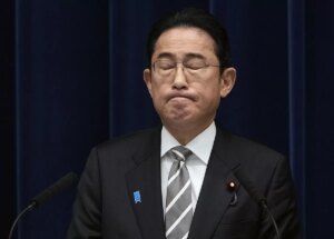 El fin de ao se le atraganta al primer ministro japons