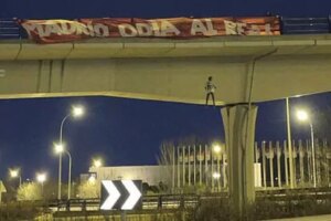 El juez sienta en el banquillo a los radicales que colgaron el mueco de Vinicius en un puente de Madrid
