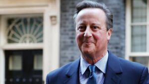 El ministro de Interior británico pide disculpas por una "broma" sobre sedar a su esposa