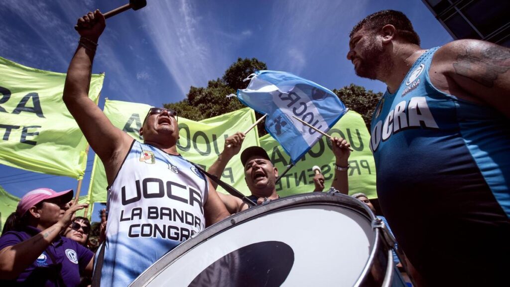 El movimiento obrero argentino convoca a su primera huelga para frenar los proyectos de Milei