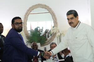 El presidente de Guyana insiste en su compromiso de "relaciones pacíficas" con Venezuela