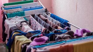 El revolucionario método japonés que seca la ropa dentro de casa sin humedad